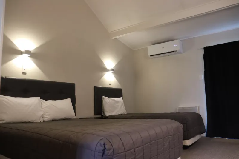 Ensuite bathroom — The Furlong Motel